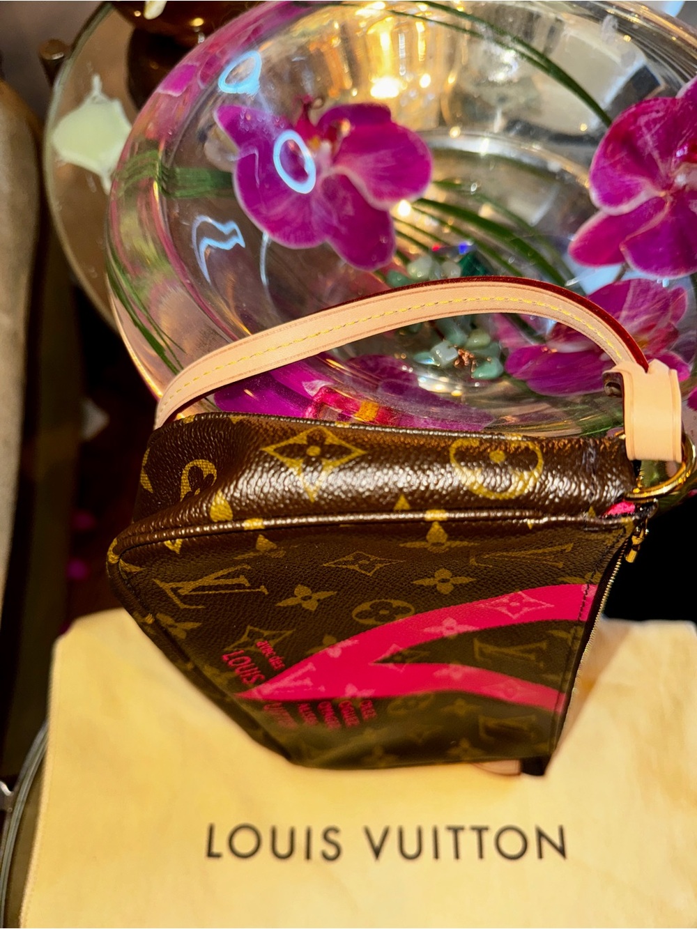 LOUIS VUITTON V POCHETTE ACCESSORIES  BAG GORGEOUS 👀! - Picture 2 of 16